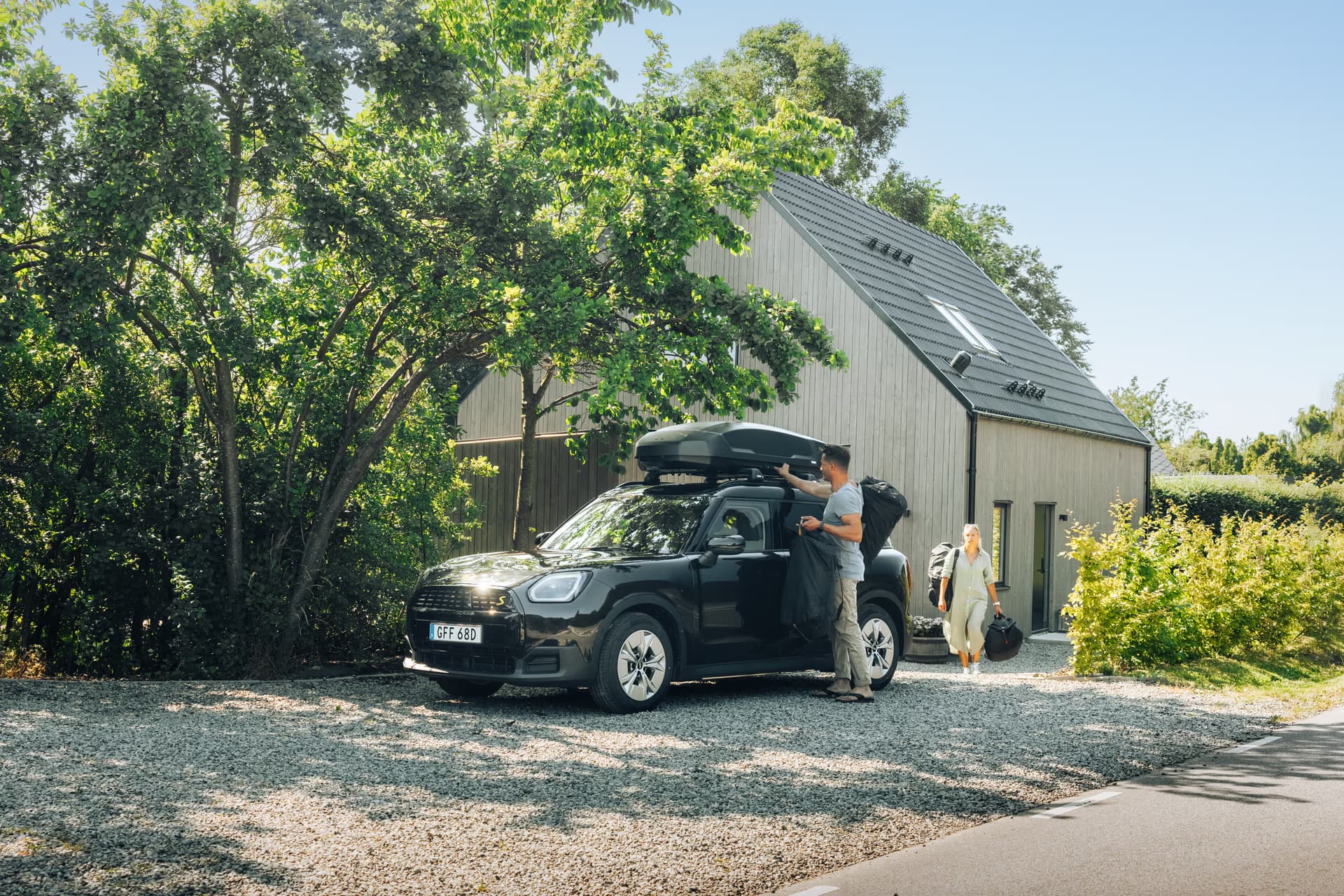 Gezinswagen met dakkoffer klaar voor zomervakantie