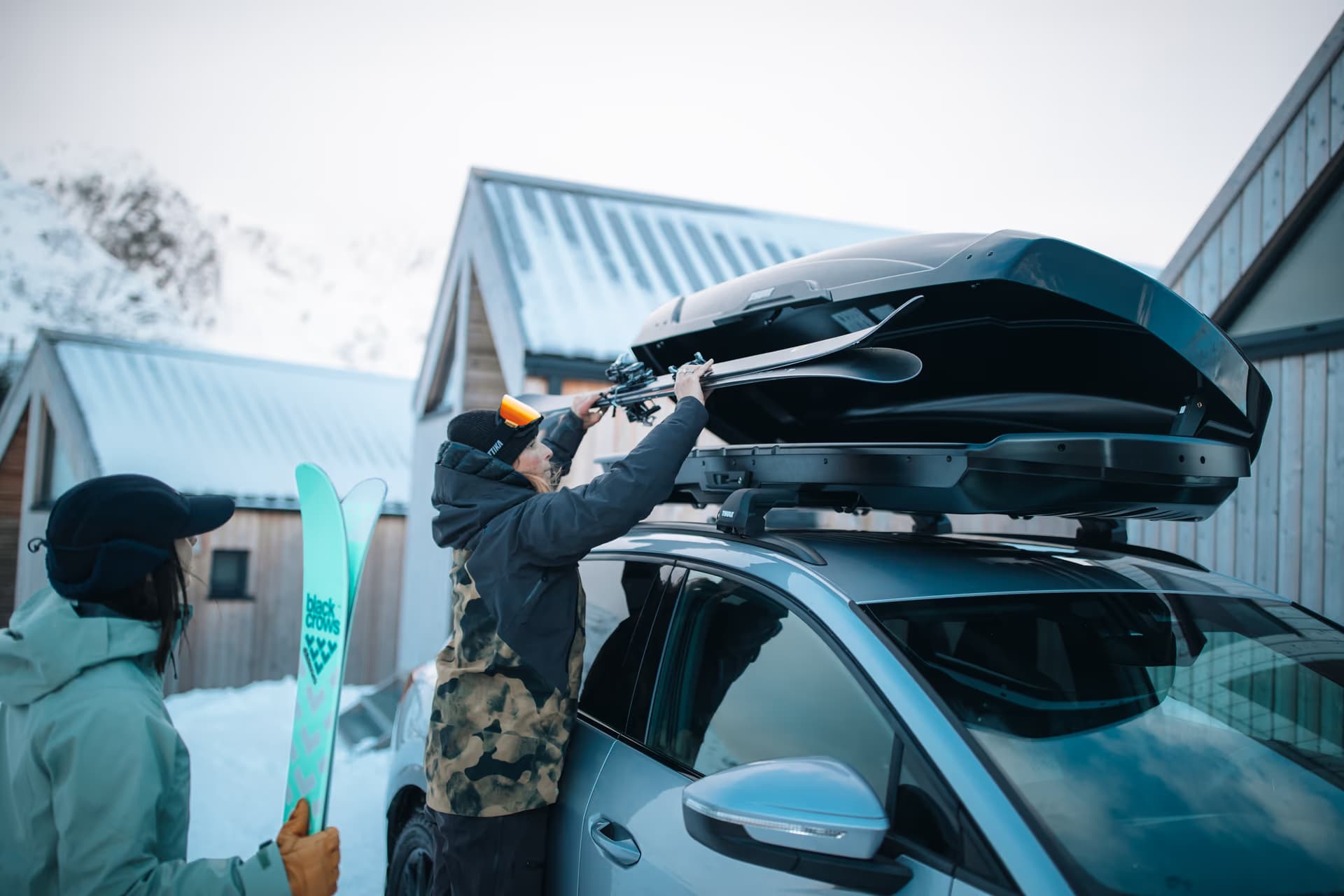 Wagen met dakkoffer klaar voor skivakantie
